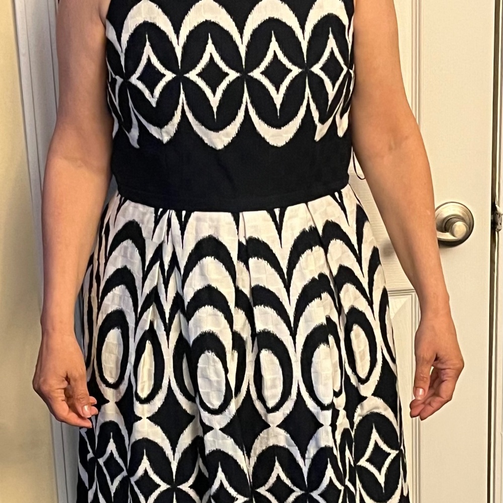 Geometric black & white print dress by Taylor. Size 8.